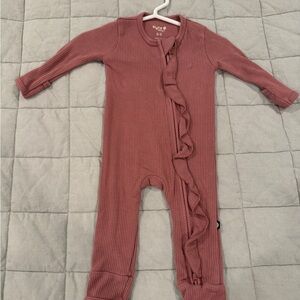 Kyte Baby Mauve Ruffle Ribbed Romper (0-3)